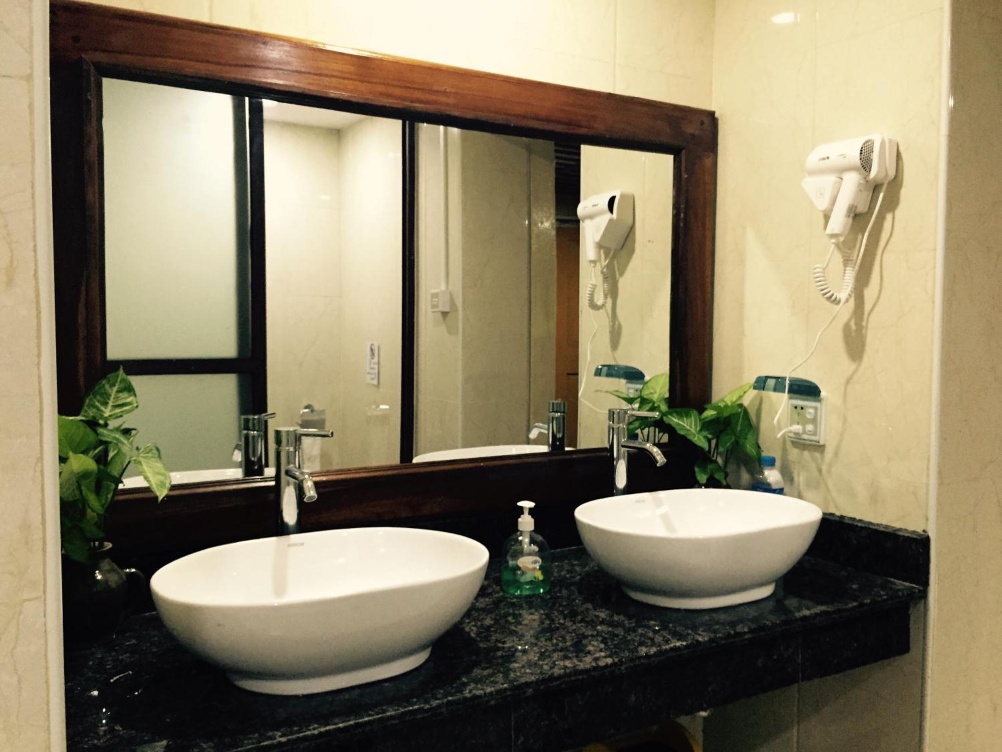 Mr. Charles Guest House Hsipaw Bagian luar foto